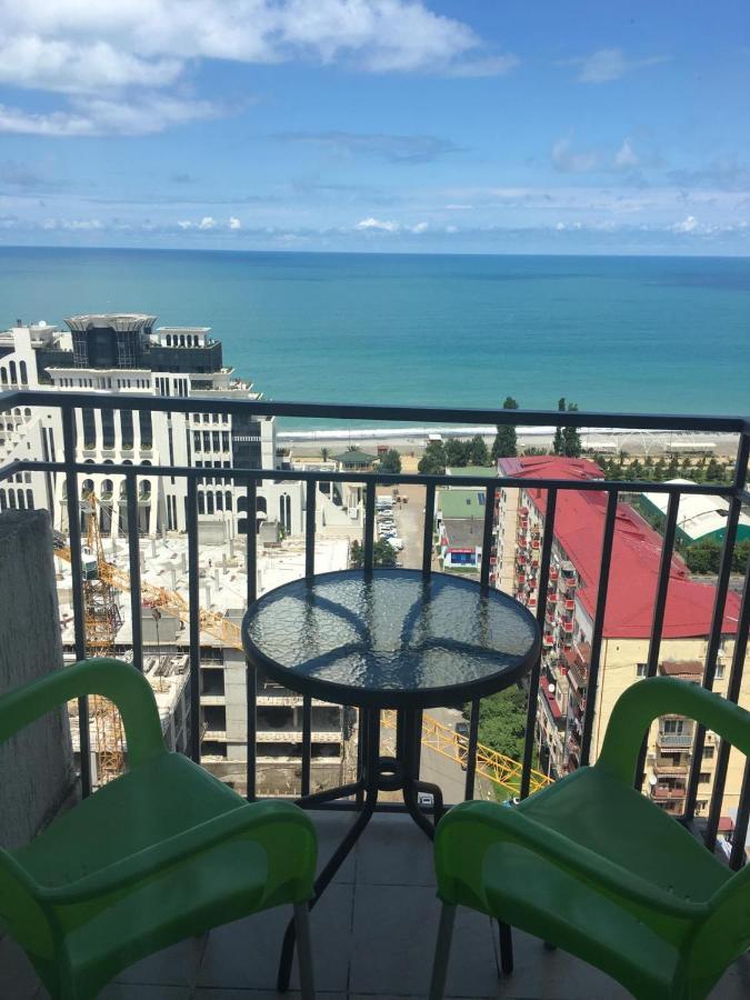 Apartment Anri 16A Inasaridze Street Batumi Bagian luar foto